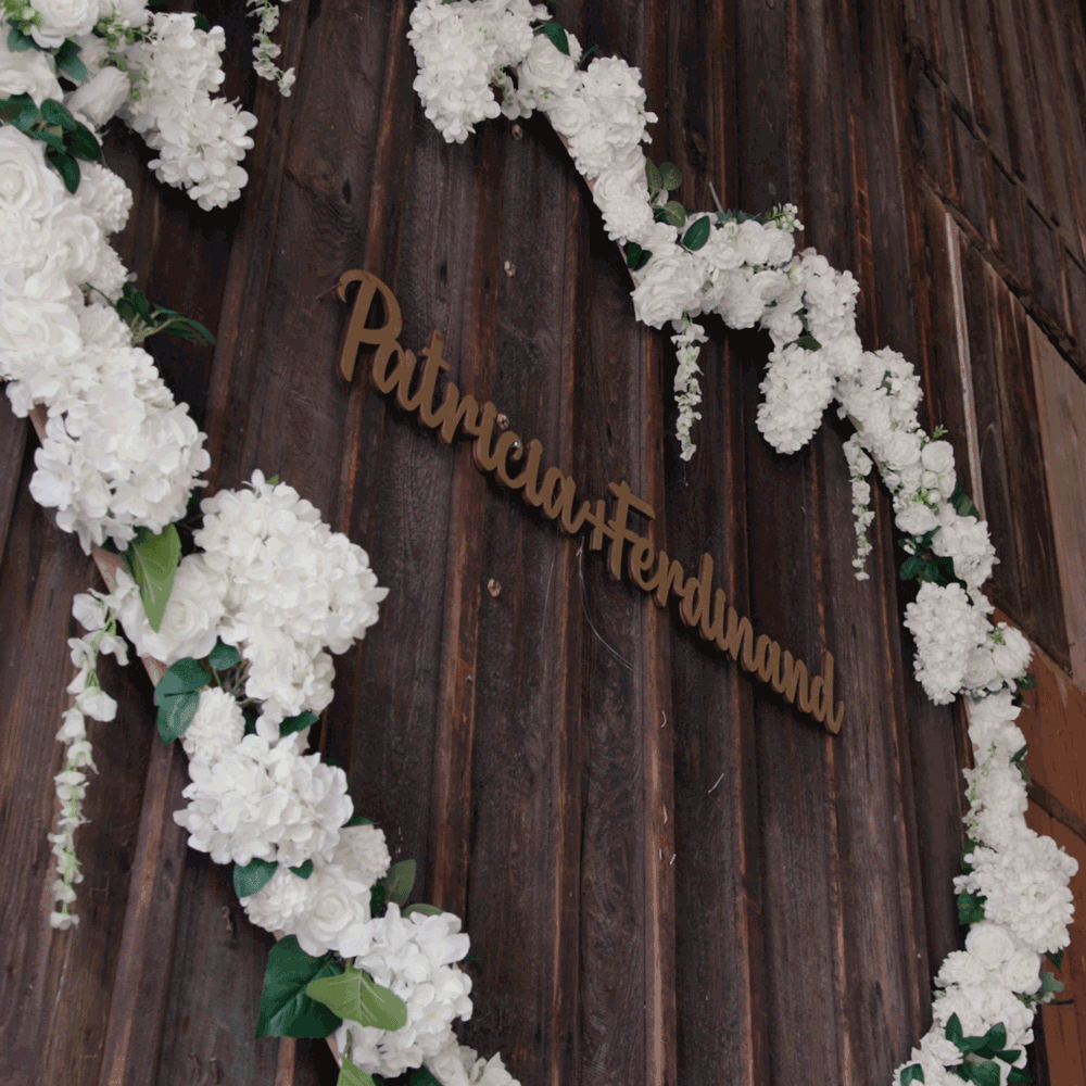 Dekorationselement am der Wand mit Namen des Brautpaares "Patricia und Ferdinand"